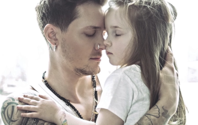 Лідер O. Torvald знявся у фотосесії з вагітною дружиною та 3-річною донькою